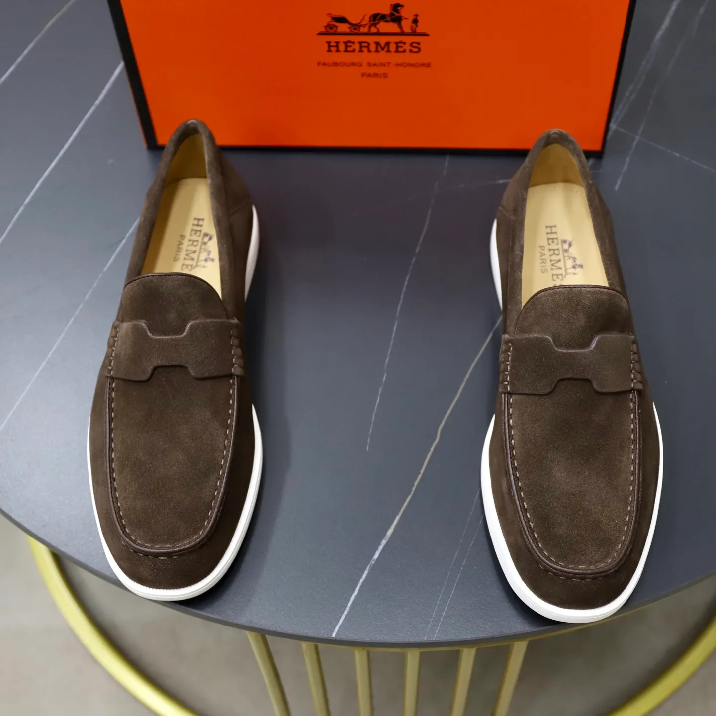 Ex-factory price: 540💰Hermès/Hermès slip-on men's shoes. This shoe is made of imported cow suede leather, with simple and smooth lines, and a 3CM rubber foam ultra-light sole combined with aerodynamic design! Youthful and fashionable, H button decoration, contrasting leather embellishment on the heel, calf lining to gently wrap your feet, with embossed logo cowhide feet, leather rock strips, casual and urban style, highlighting youthful vitality, sports and leisure version, super versatile Size number: 38-39-40-41-42-43-44 Standard leather shoe size (45 can be customized but does not support returns)